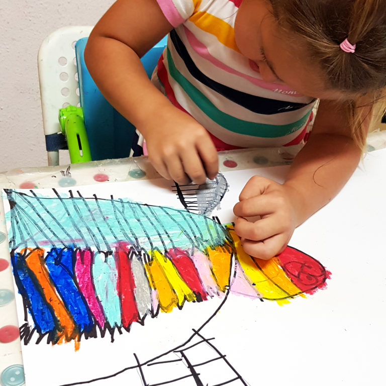 ребенок рисует черепаху