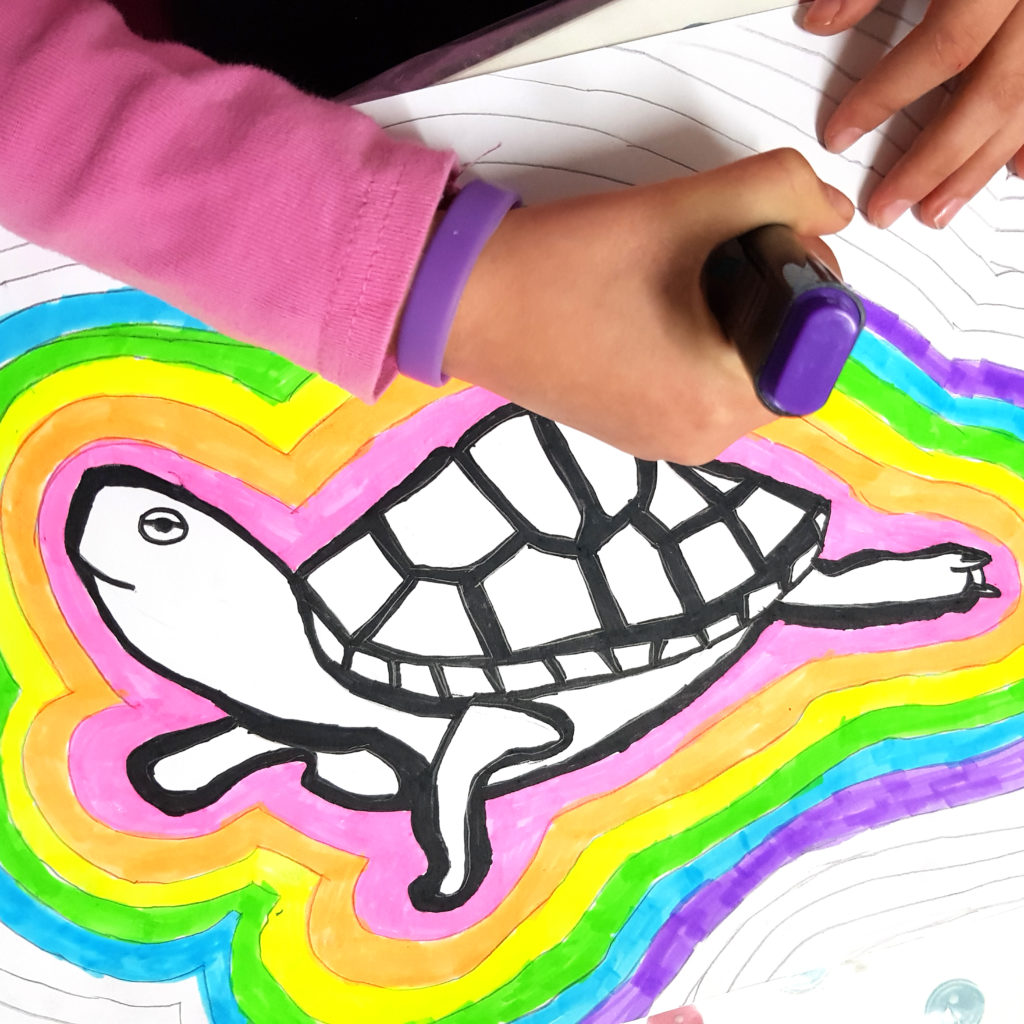 детская стилизация черепахи в графики и неоновых цветах