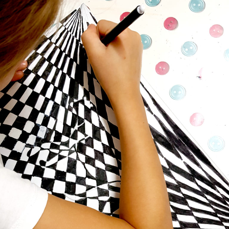 иллюзия в черно-белых цветах