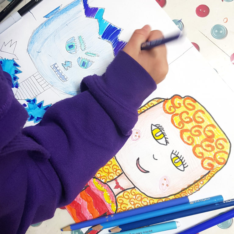 контрастные портреты каранадшами детский рисунок