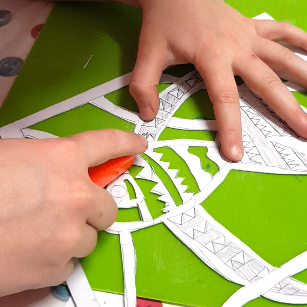 вырезаем ажурную рыбу