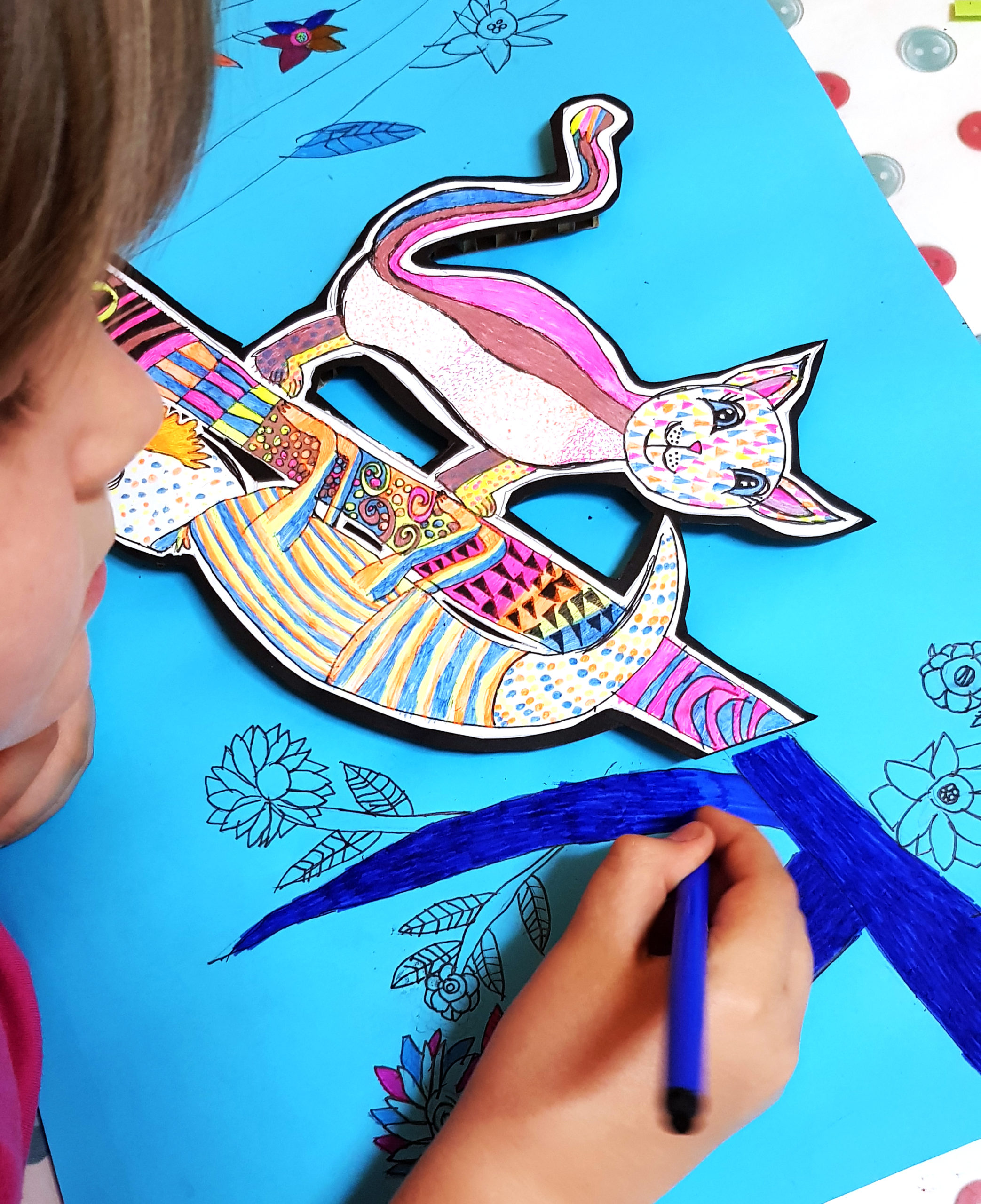 ребенок рисует кота и ящерицу