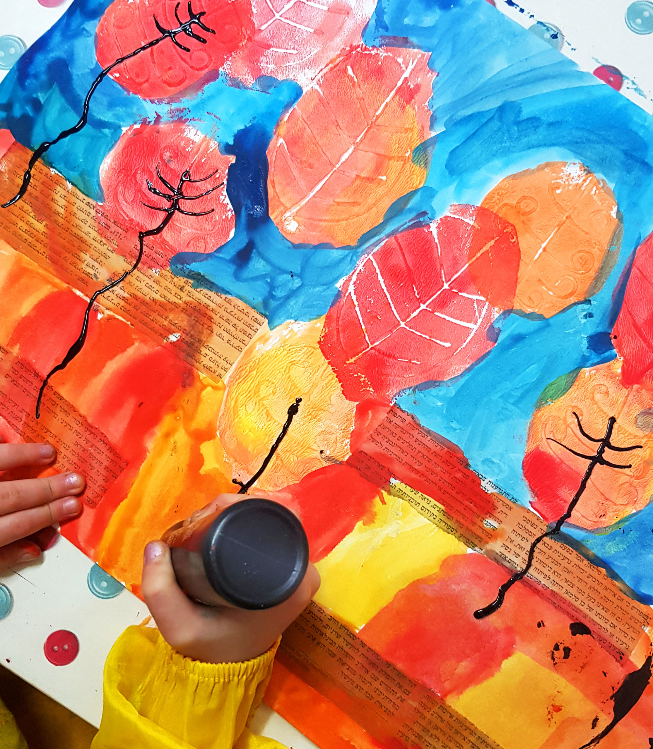 ребенок рисует осенний лес