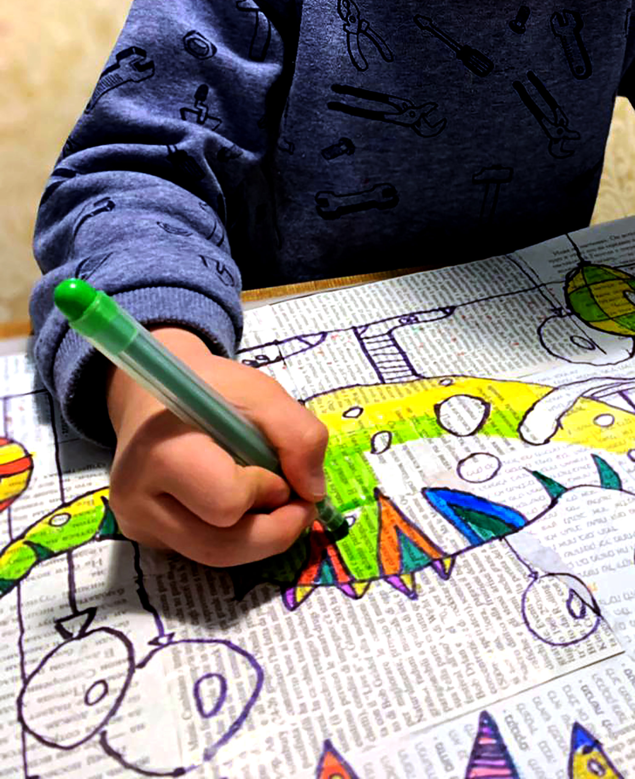 Ребенок рисует динозавра