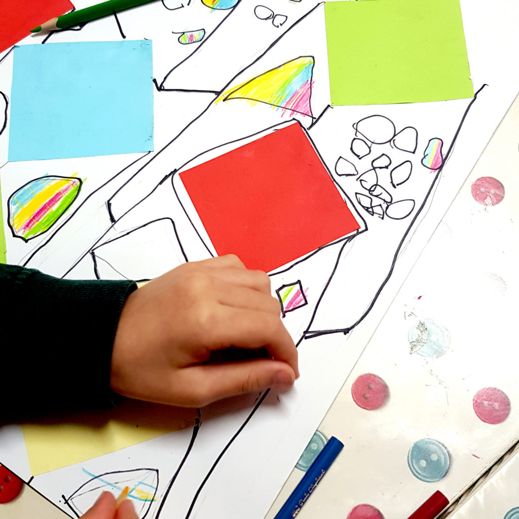 ребенок рисует дома в перспективе