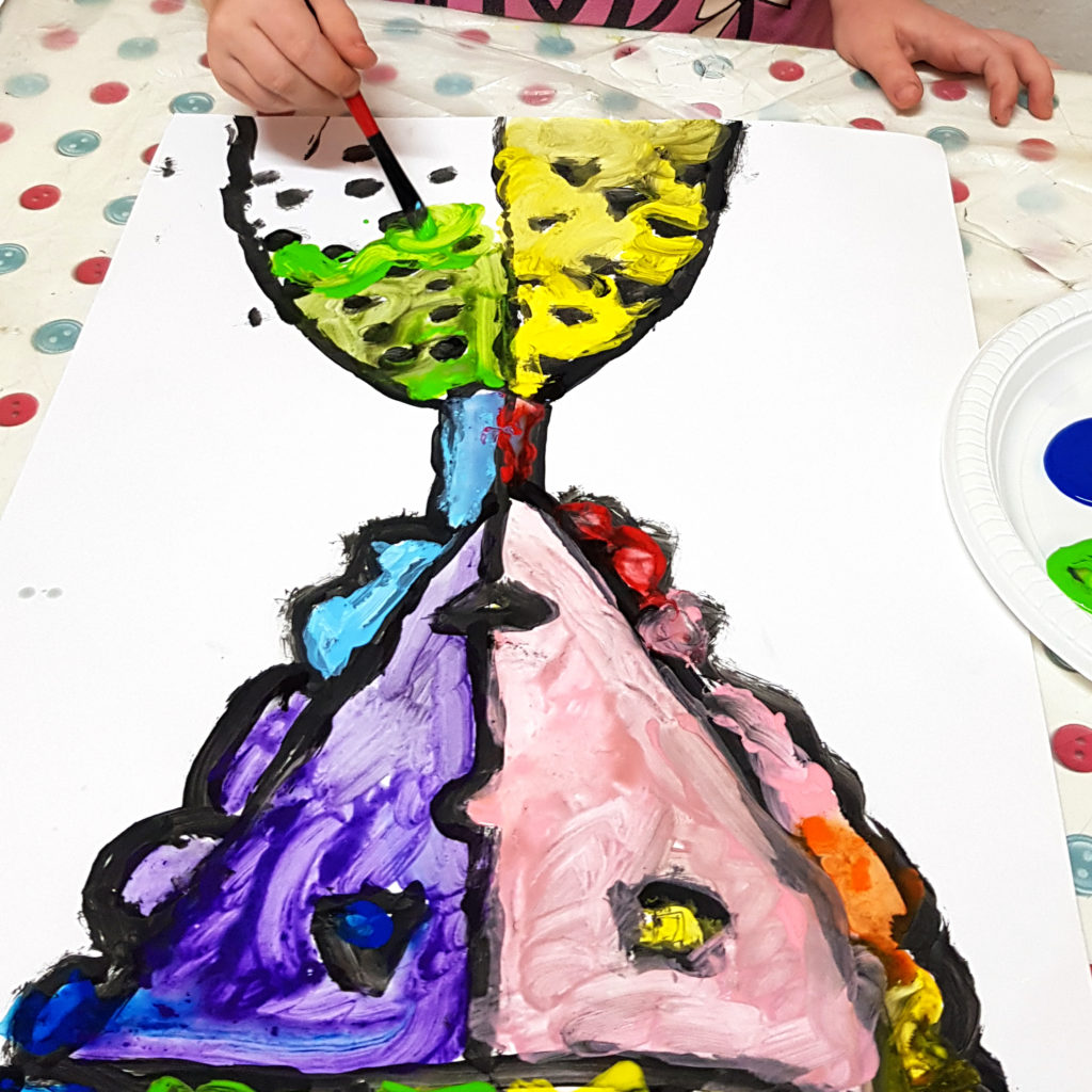 ребенок рисует портрет, теплые и холодные цвета