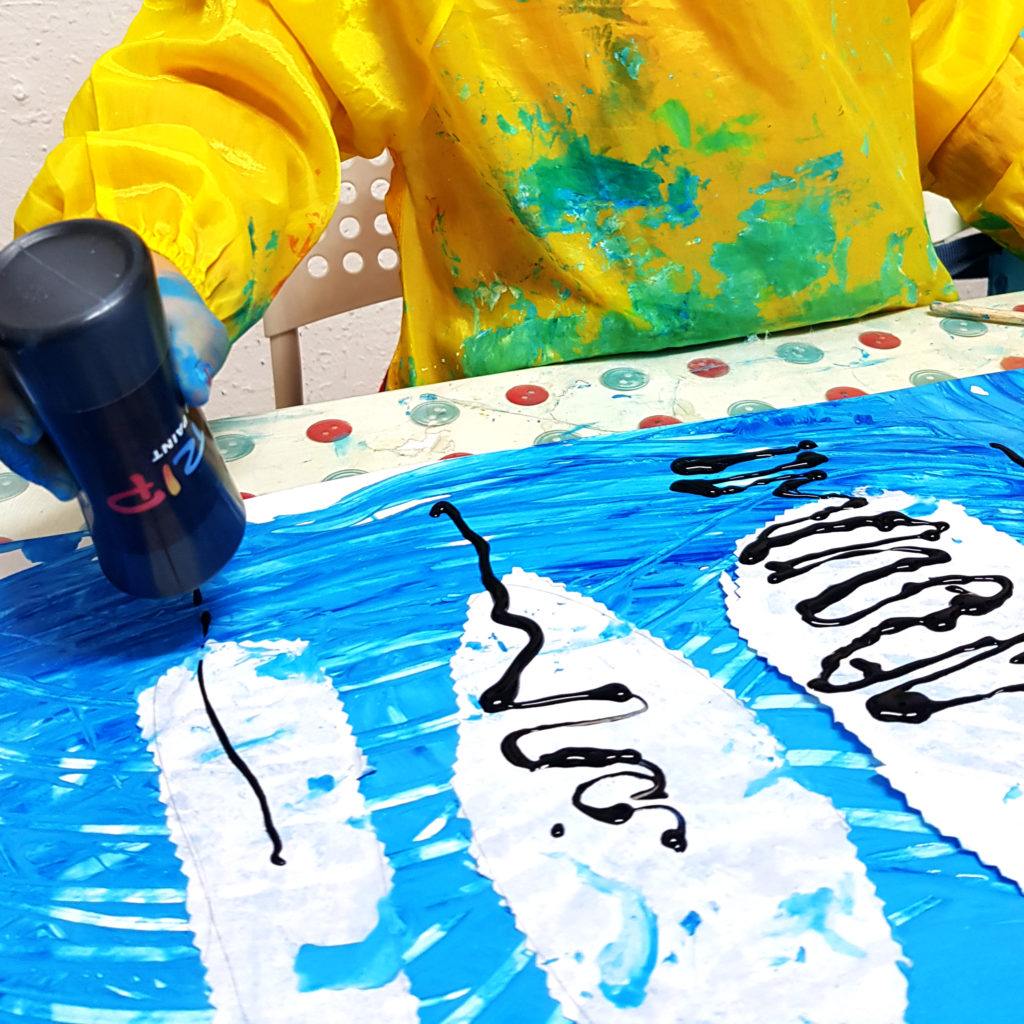 ребенок рисует снежный зимний лес