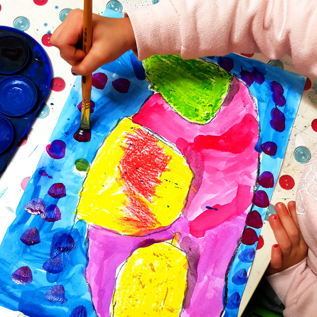 ребенок рисует натюрморт из фруктов