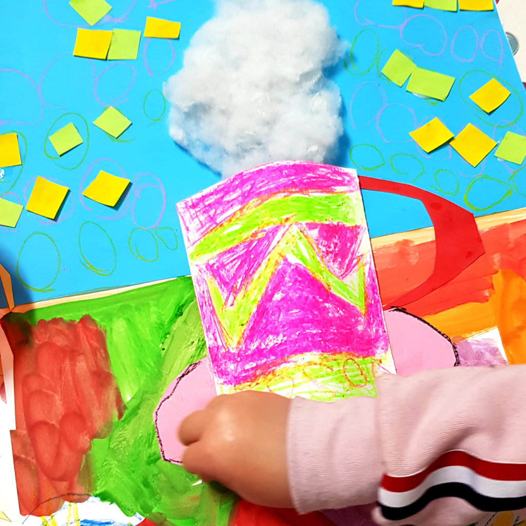 ребенок делает чашку с чаем, рельеф из бумаги